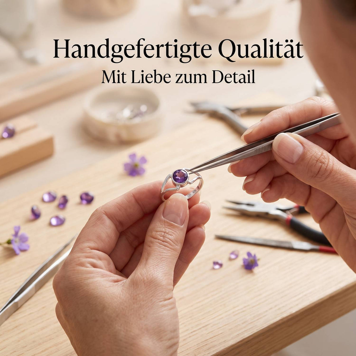 Handgefertigter Silberring mit Amethyst bei der Schmuckherstellung