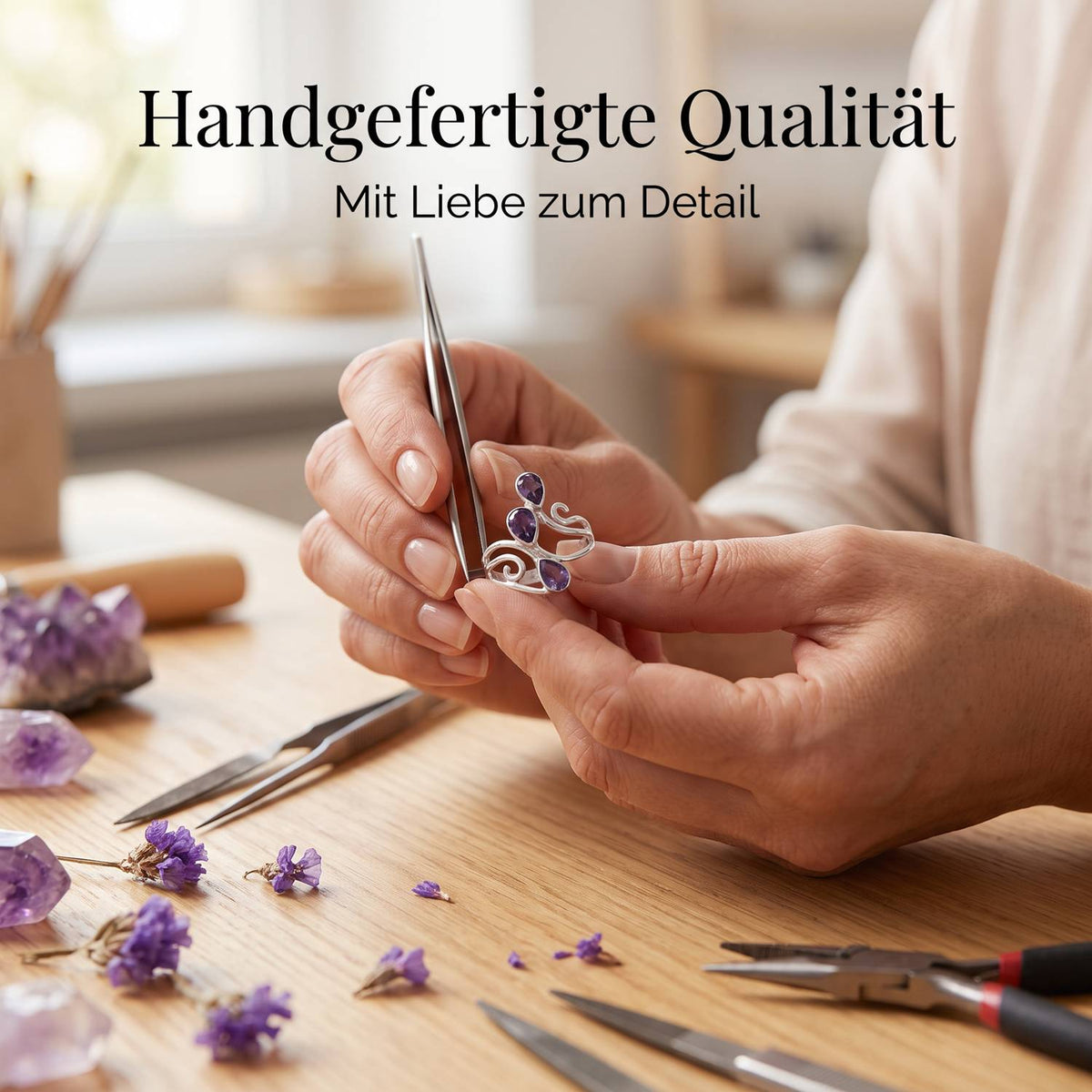 Handgefertigter Silberring mit Amethyst bei der Schmuckherstellung