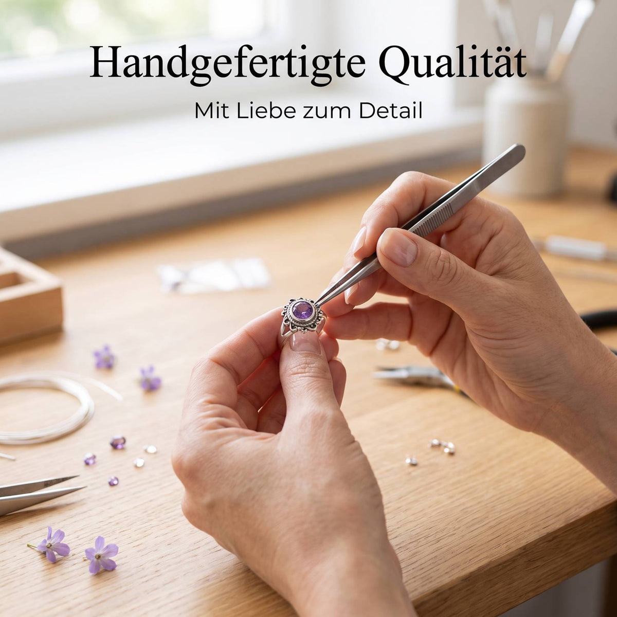 Handgefertigter Silberring mit Amethyst bei der Schmuckherstellung