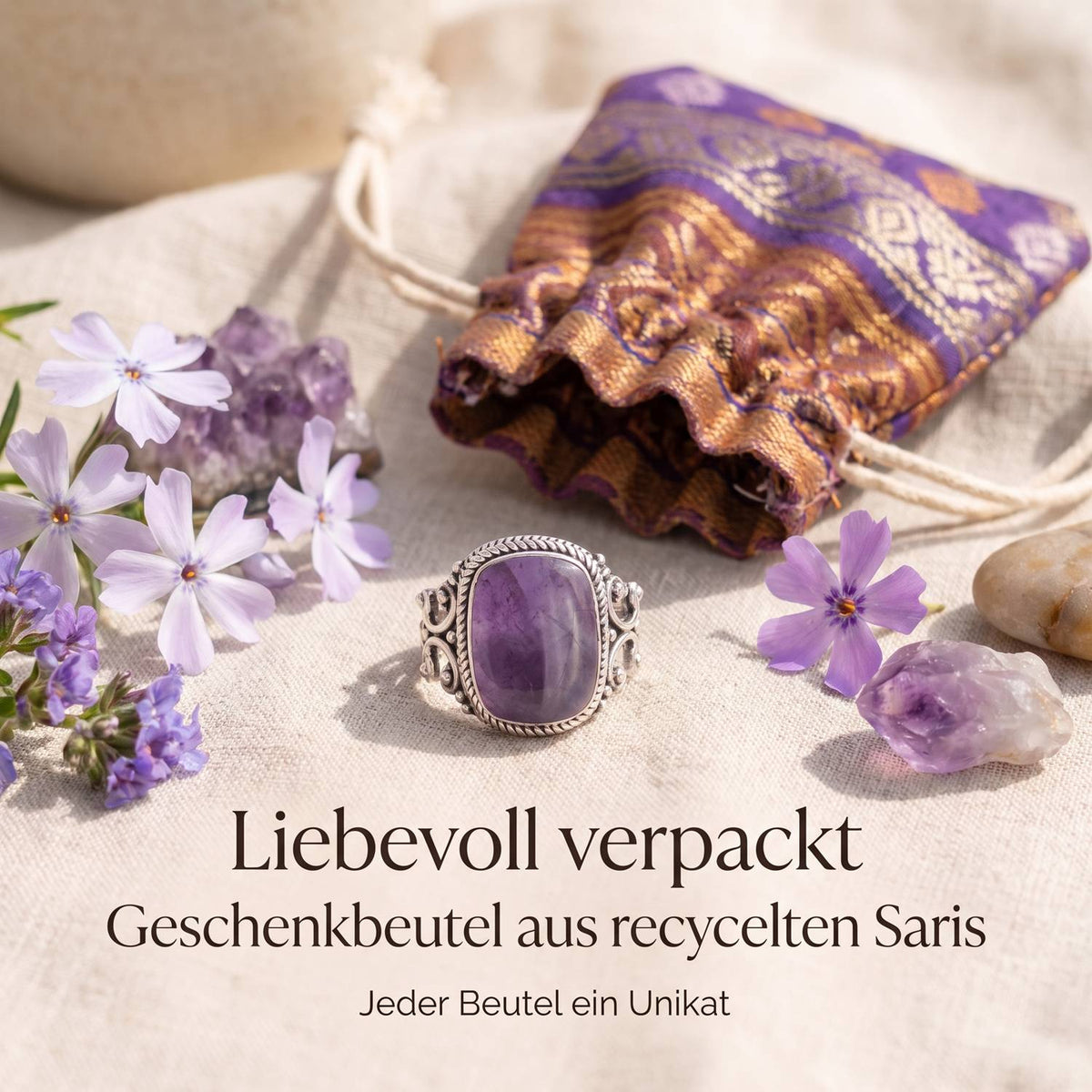 Silberring mit Amethyst und Geschenkbeutel aus recyceltem Sari