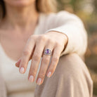 [KI] Amethystring aus Silber getragen an der Hand im Freien