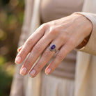 [KI] Amethystring aus Silber getragen an der Hand im Freien
