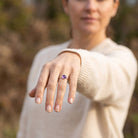 [KI] Amethystring aus Silber getragen an der Hand im Freien