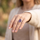 [KI] Amethystring aus Silber getragen an der Hand im Freien