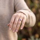 [KI] Amethystring aus Silber getragen an der Hand im Freien