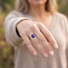 [KI] Amethystring aus Silber getragen an der Hand im Freien