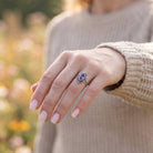 [KI] Amethystring aus Silber getragen an der Hand im Freien