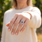 [KI] Amethystring aus Silber getragen an der Hand im Freien