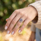 [KI] Amethystring aus Silber getragen an der Hand im Freien
