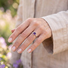 [KI] Amethystring aus Silber getragen an der Hand im Freien