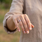 [KI] Amethystring aus Silber getragen an der Hand im Freien