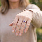[KI] Amethystring aus Silber getragen an der Hand im Freien