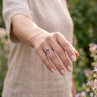 [KI] Amethystring aus Silber getragen an der Hand im Freien