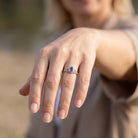 [KI] Amethystring aus Silber getragen an der Hand im Freien