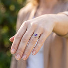 [KI] Amethystring aus Silber getragen an der Hand im Freien