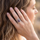 [KI] Frau trägt Silberring mit Amethyst an der Hand am Haar