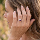 [KI] Frau trägt Silberring mit Amethyst an der Hand am Haar