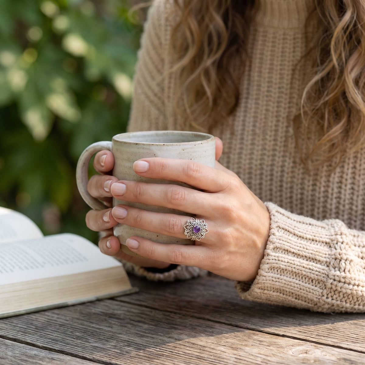 Amethystring aus Silber getragen beim Lesen mit einer Tasse