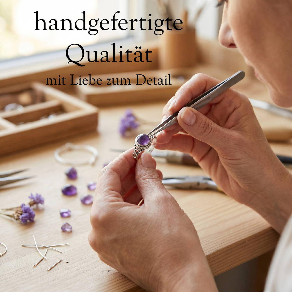 Handgefertigter Silberring mit Amethyst bei der Schmuckherstellung