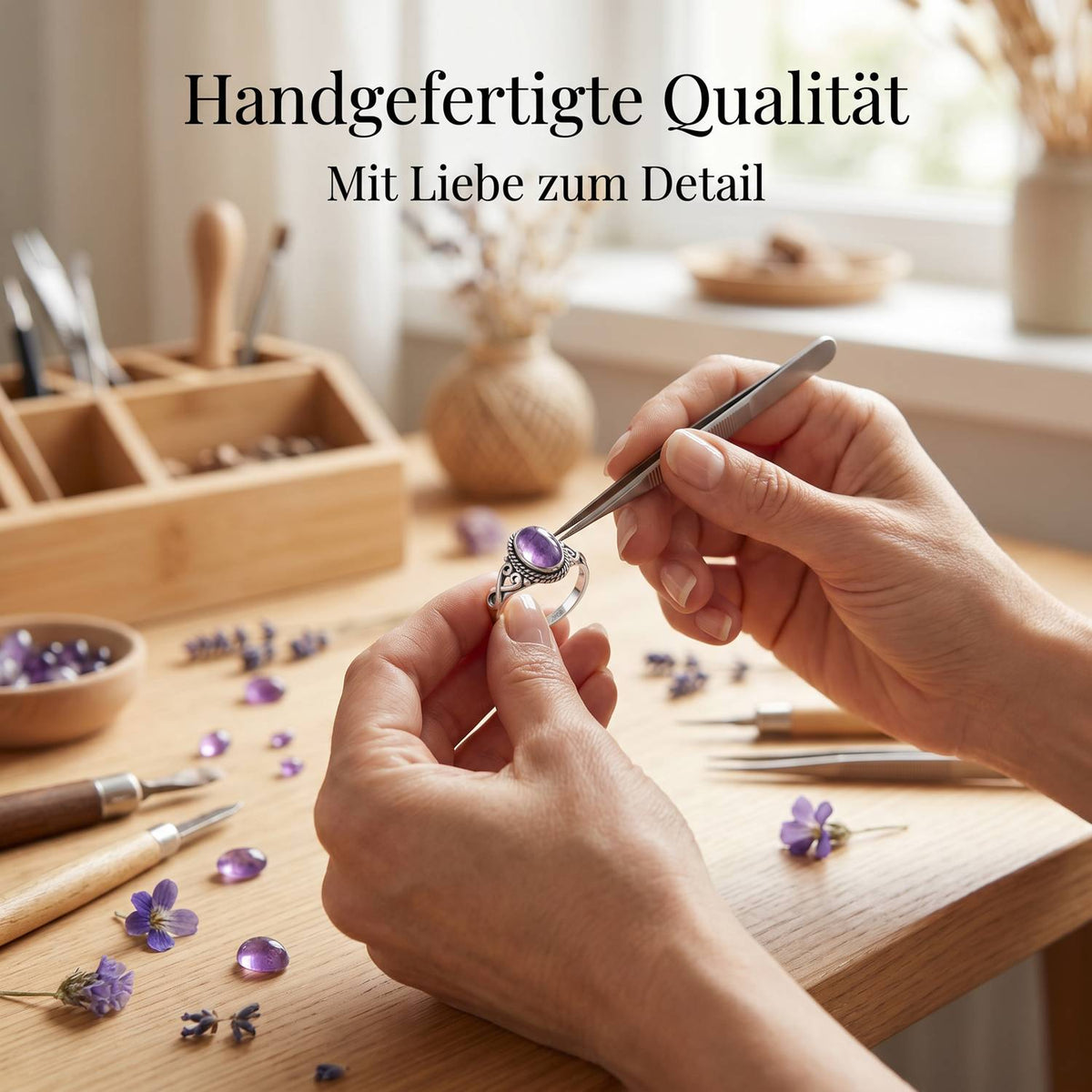 Handgefertigter Silberring mit Amethyst bei der Schmuckherstellung