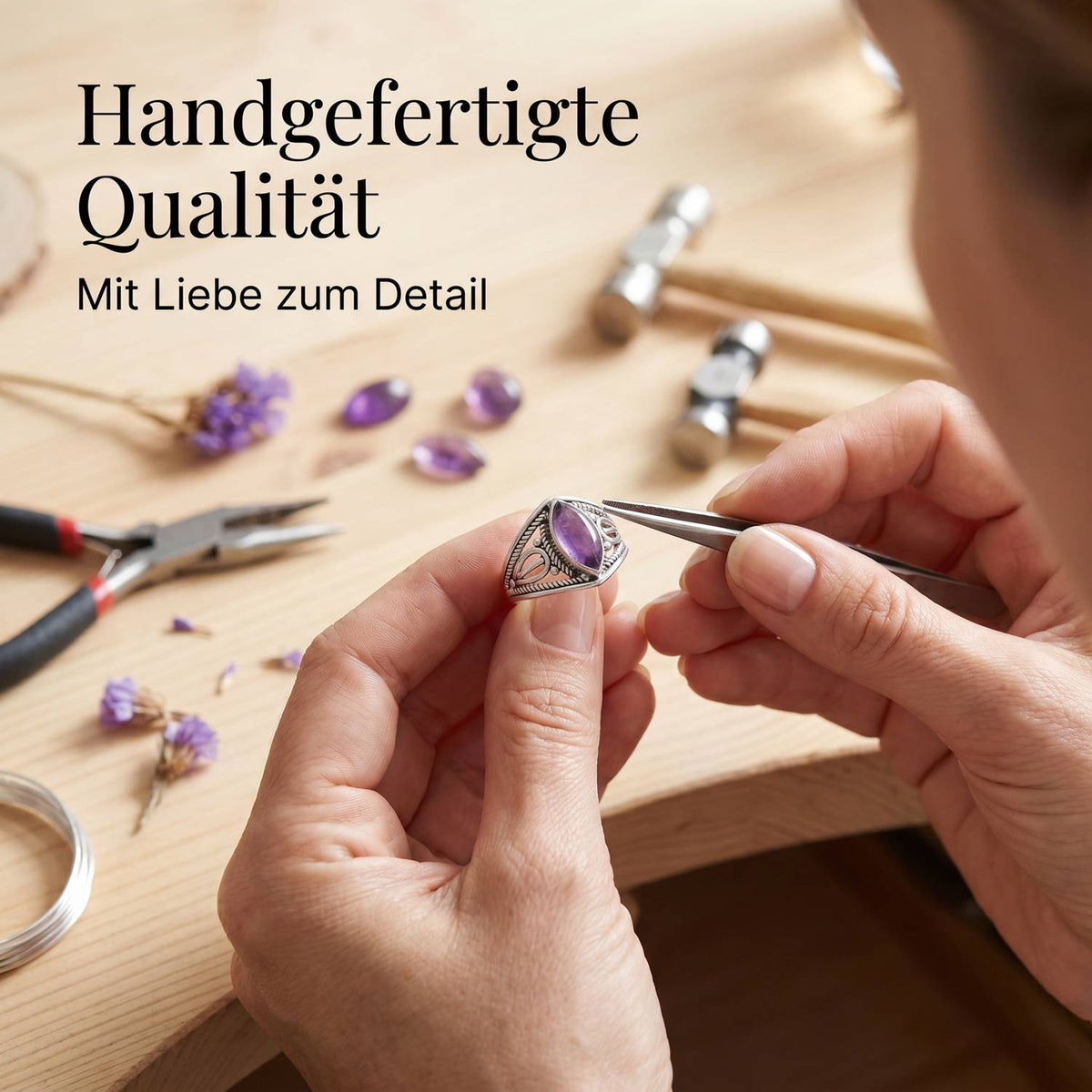 Handgefertigter Silberring mit Amethyst bei der Schmuckherstellung