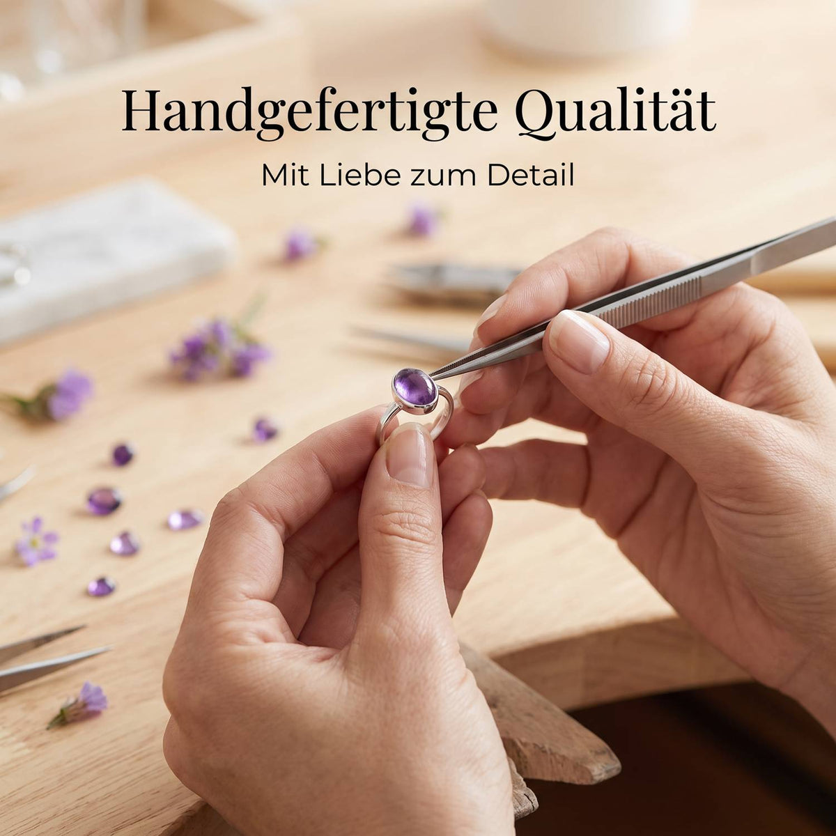 Handgefertigter Silberring mit Amethyst bei der Schmuckherstellung