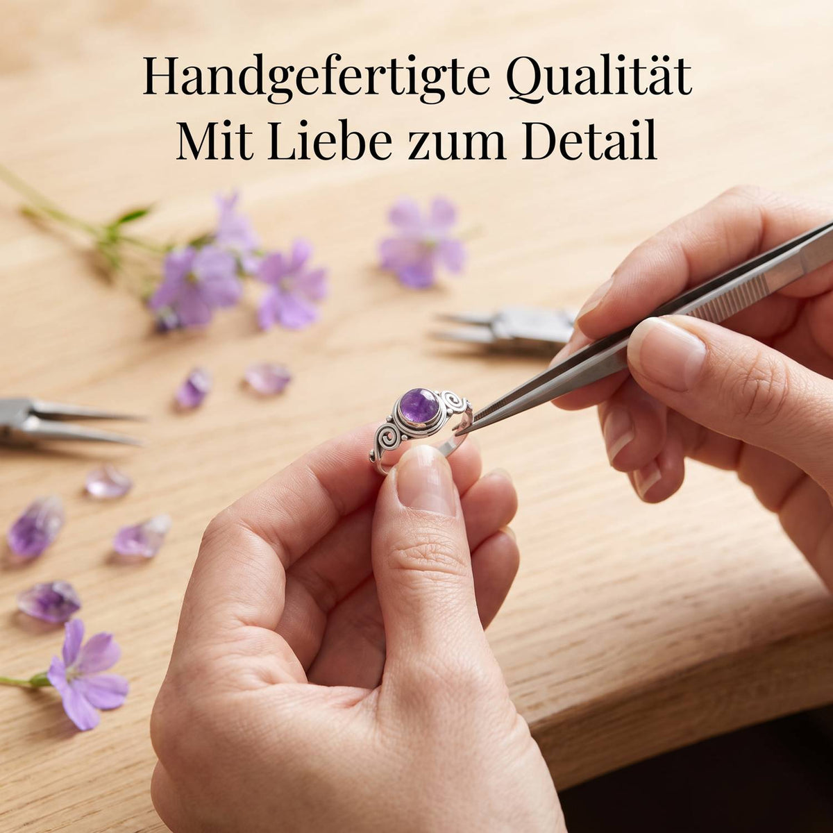 Handgefertigter Silberring mit Amethyst bei der Schmuckherstellung