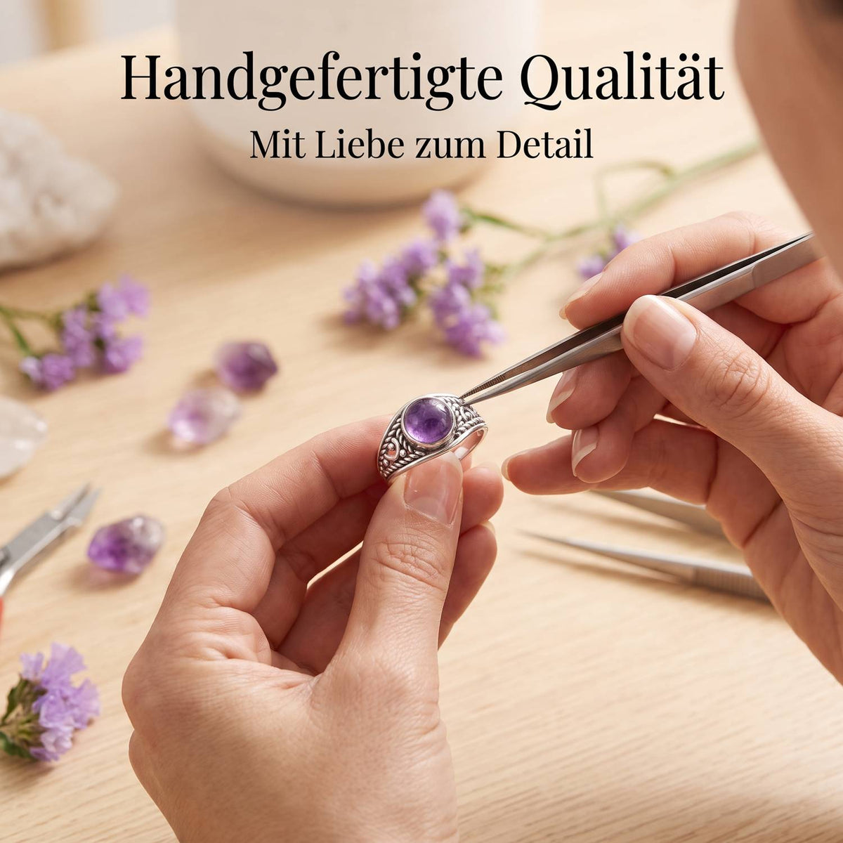 Handgefertigter Silberring mit Amethyst bei der Schmuckherstellung