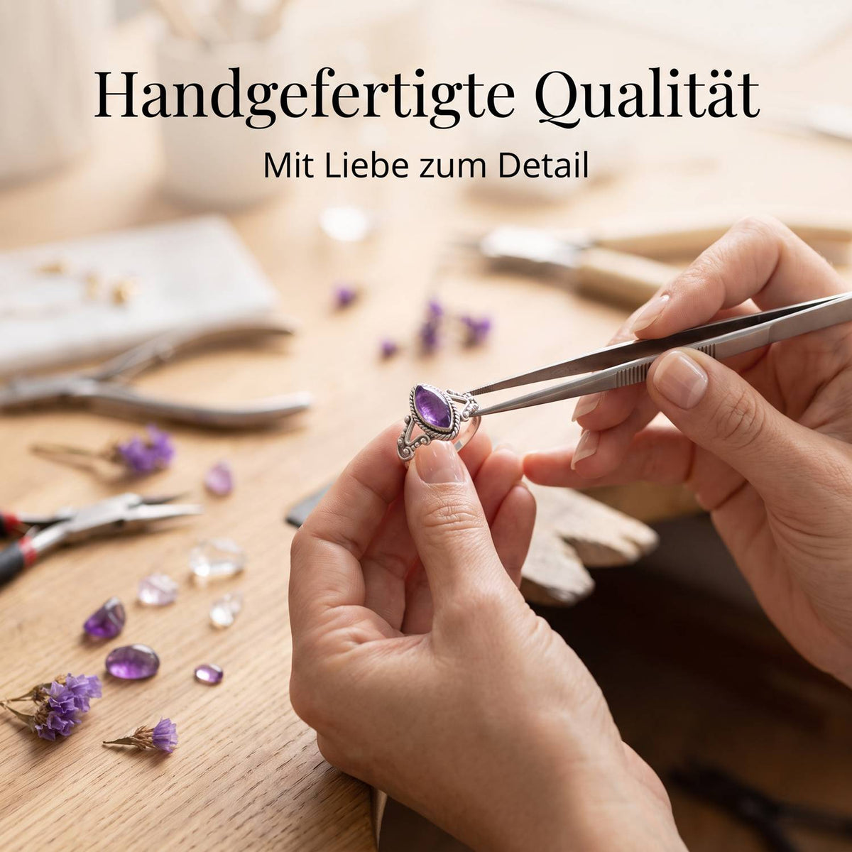 Handgefertigter Silberring mit Amethyst bei der Schmuckherstellung