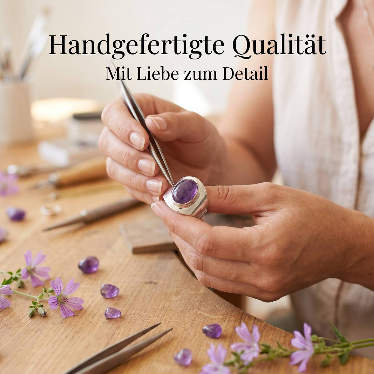 Handgefertigter Silberring mit Amethyst bei der Schmuckherstellung