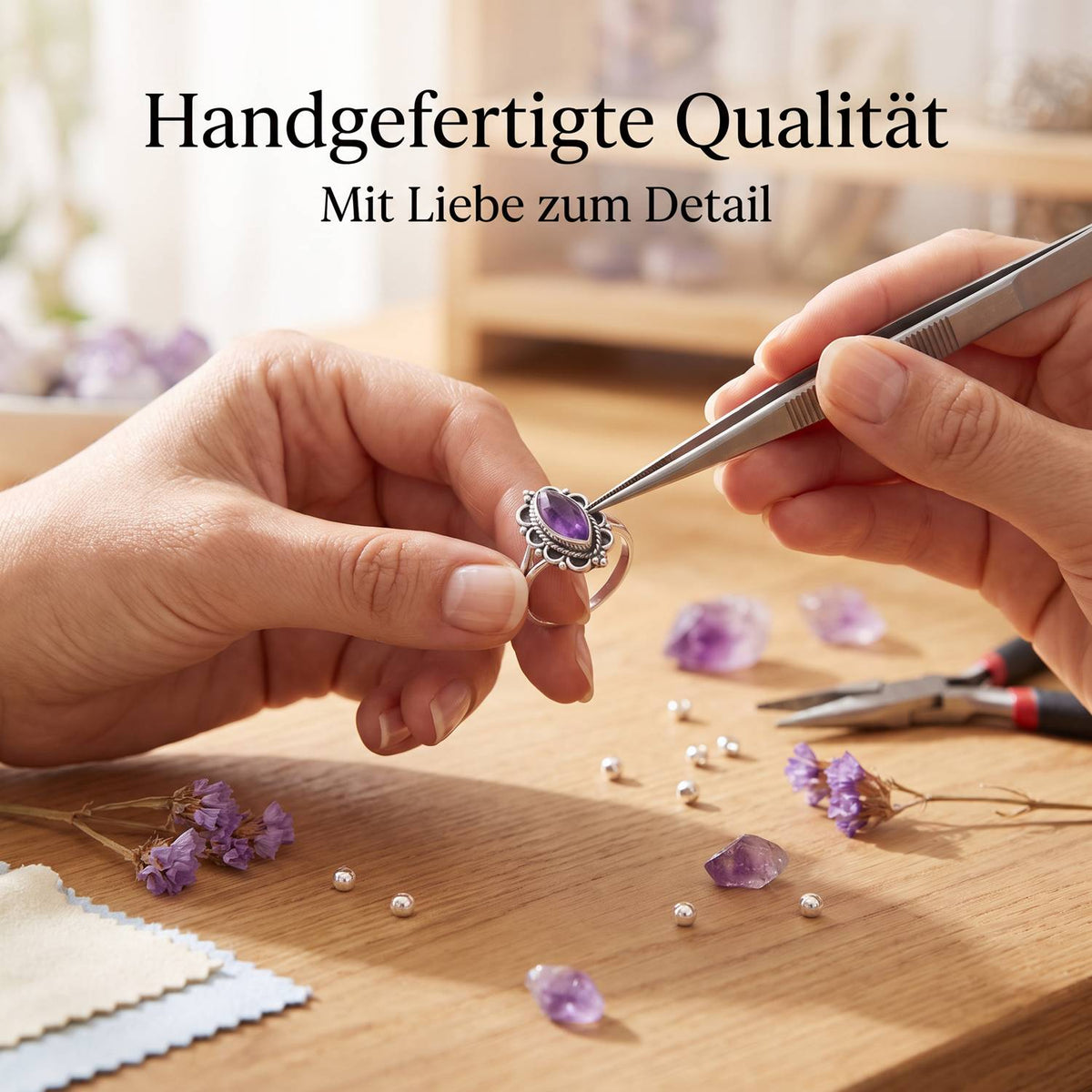 Handgefertigter Silberring mit Amethyst bei der Schmuckherstellung