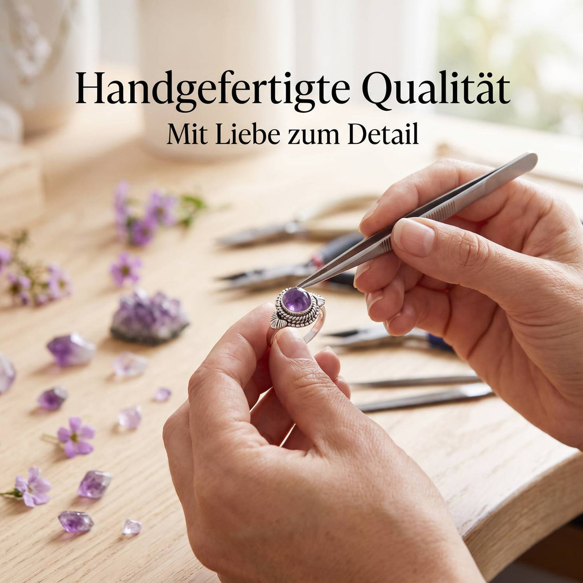 Handgefertigter Silberring mit Amethyst bei der Schmuckherstellung