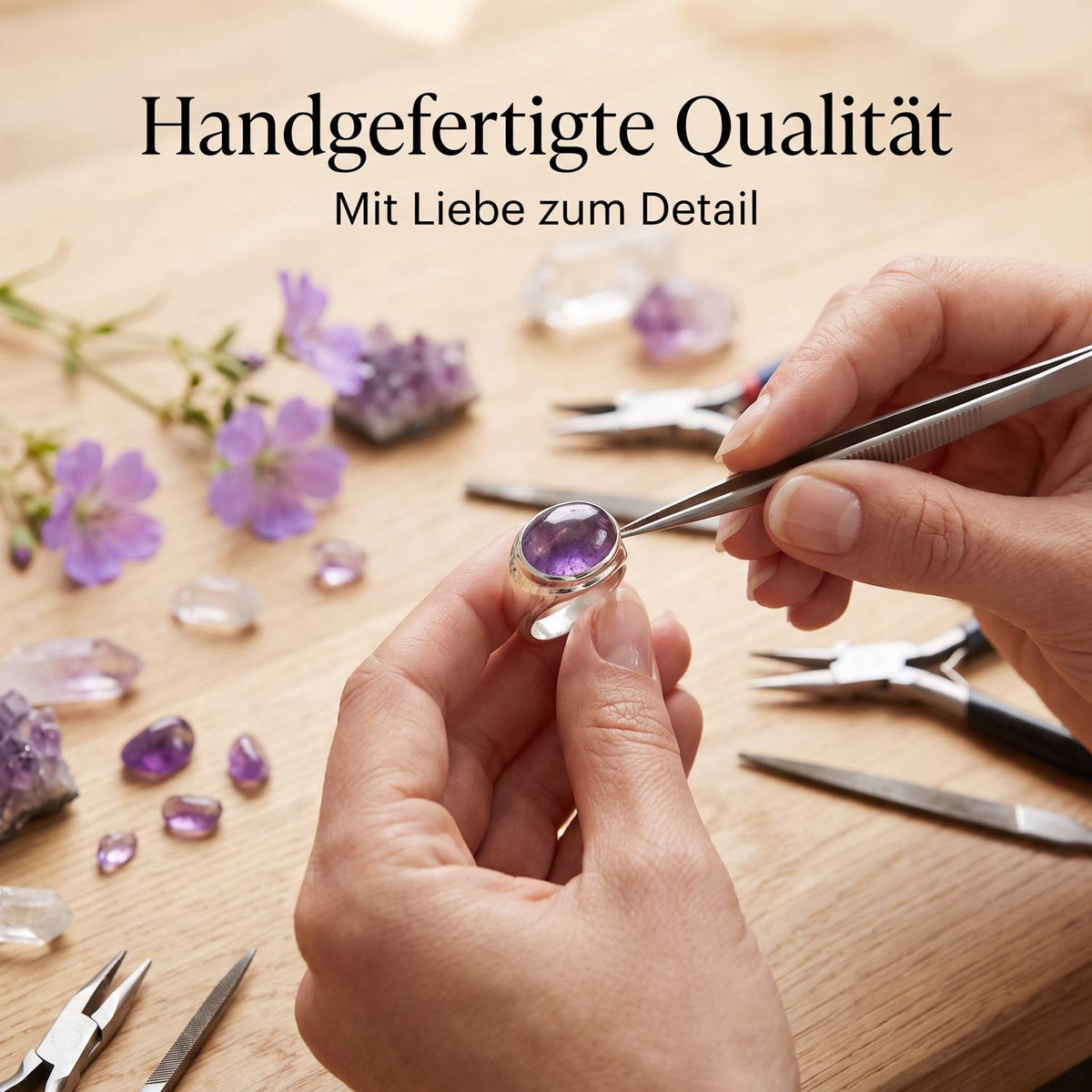 Handgefertigter Silberring mit Amethyst bei der Schmuckherstellung