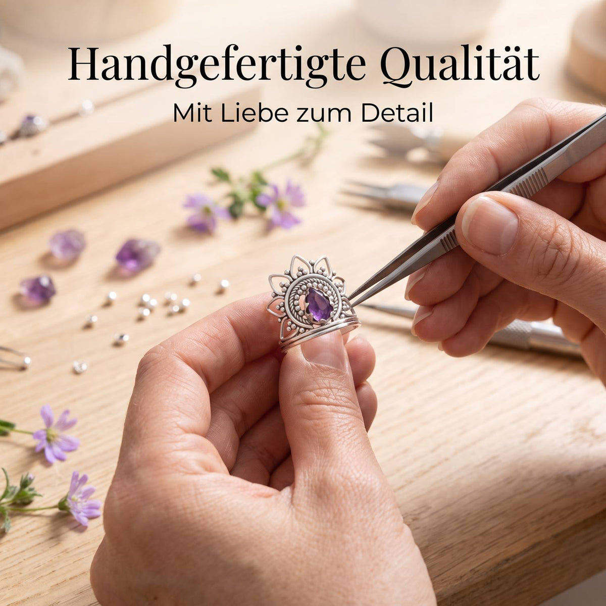Handgefertigter Silberring mit Amethyst bei der Schmuckherstellung