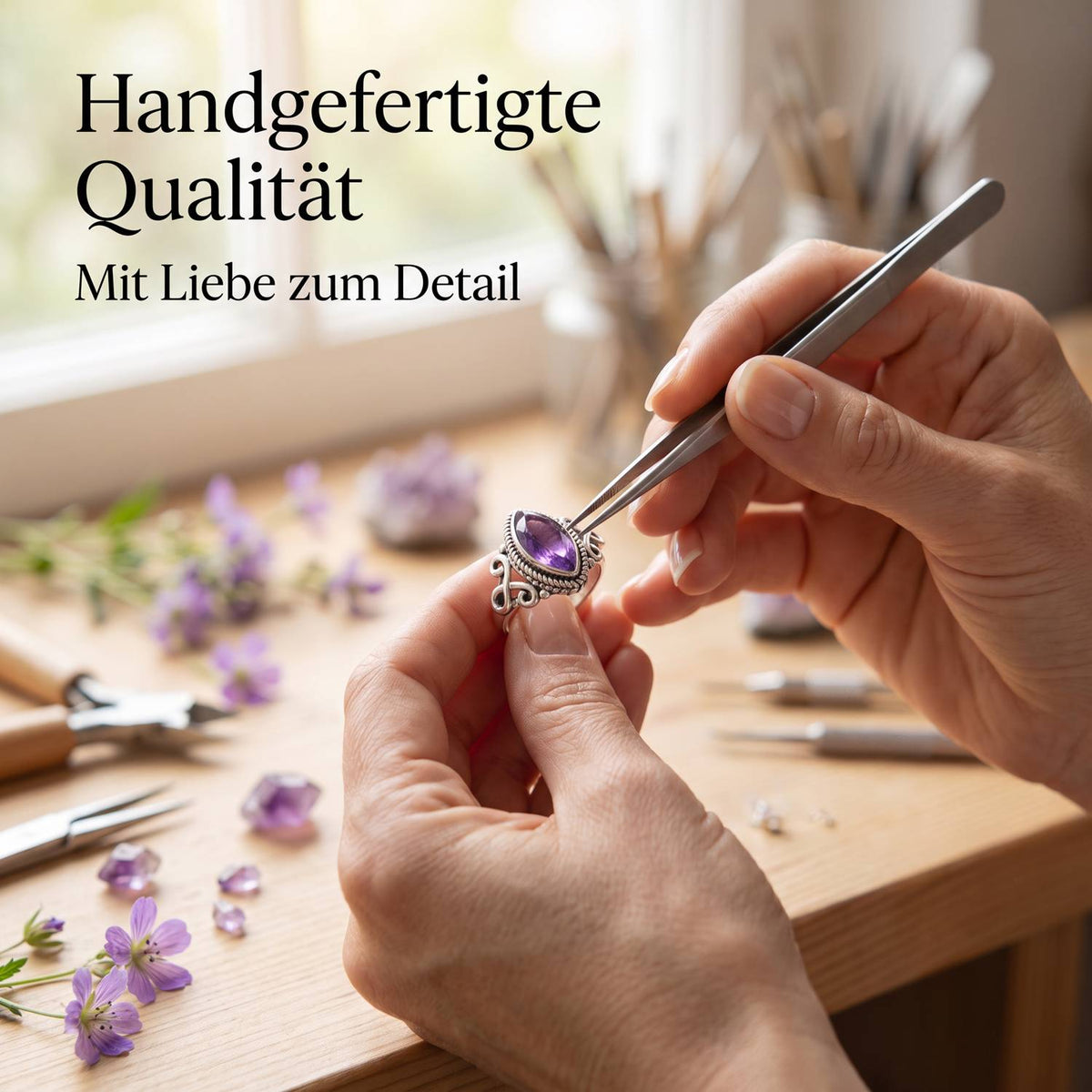 Handgefertigter Silberring mit Amethyst bei der Schmuckherstellung