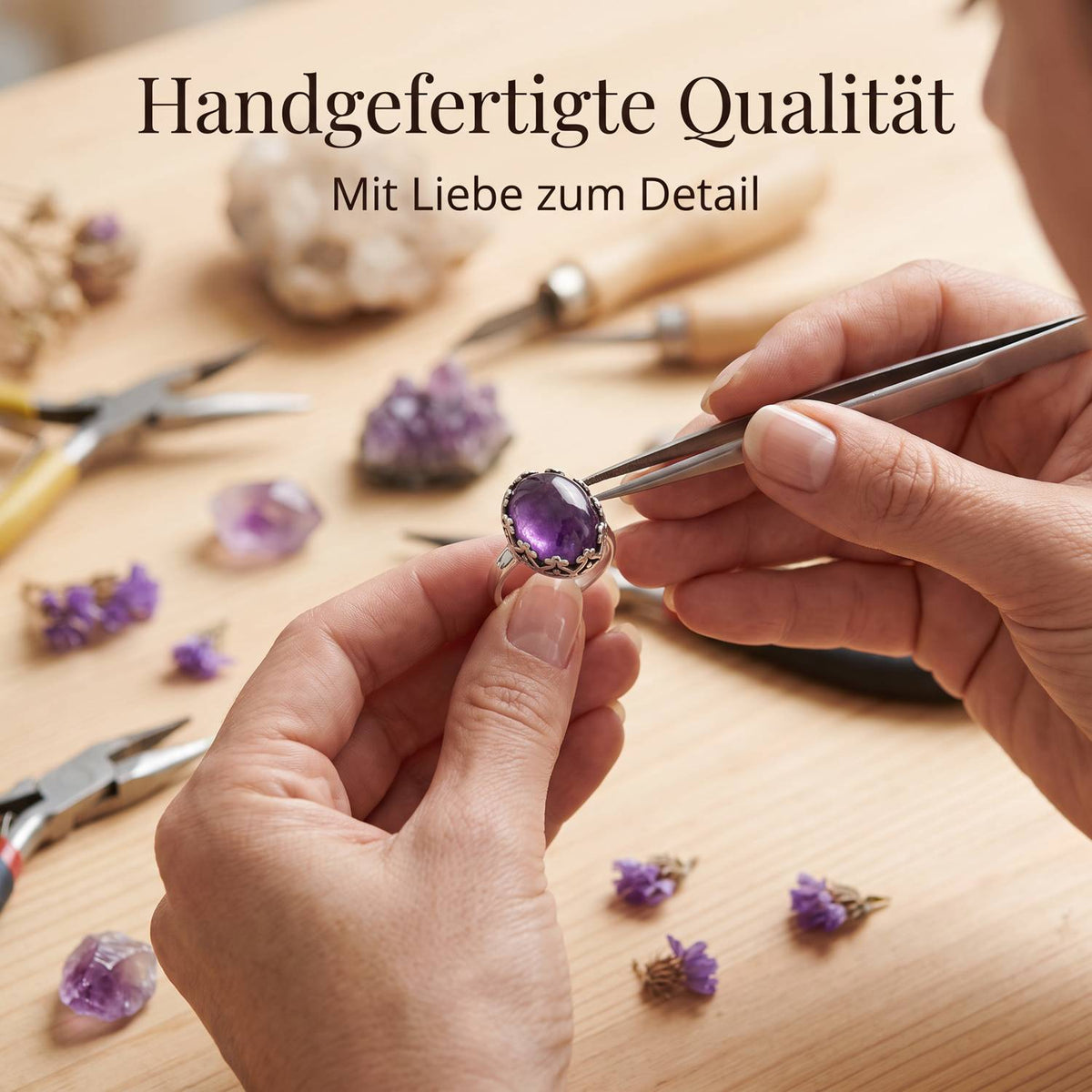 Handgefertigter Silberring mit Amethyst bei der Schmuckherstellung