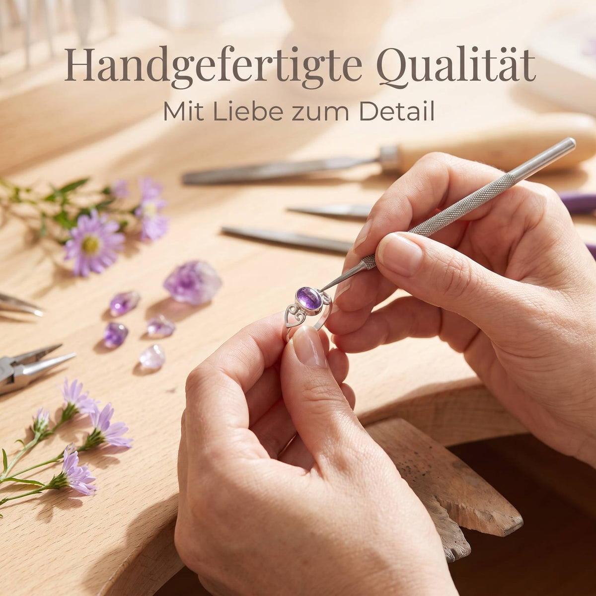 Handgefertigter Silberring mit Amethyst bei der Schmuckherstellung