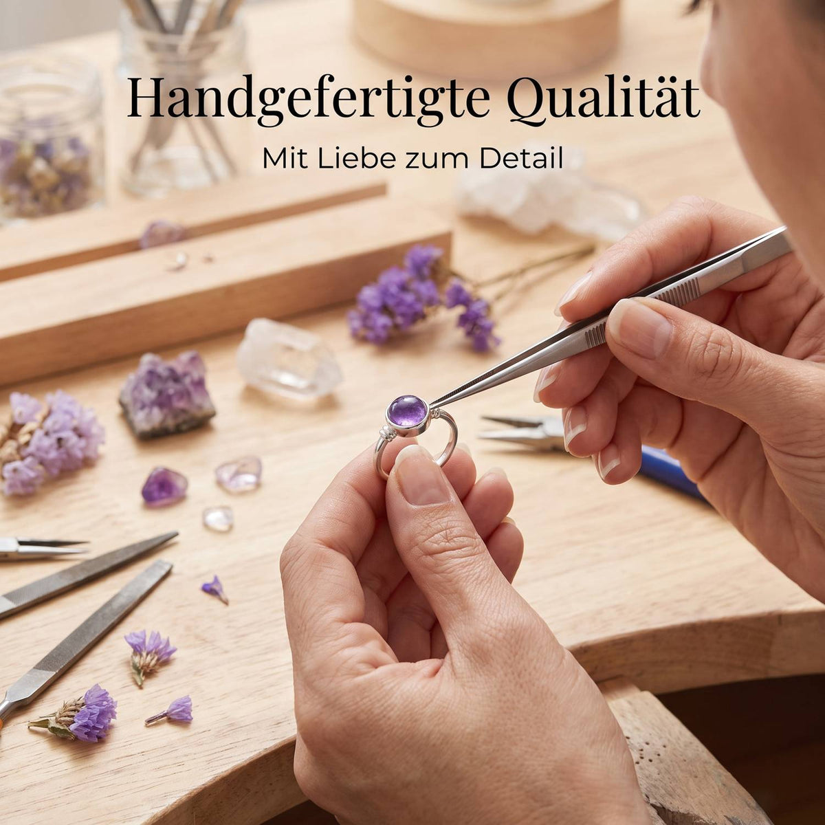 Handgefertigter Silberring mit Amethyst bei der Schmuckherstellung