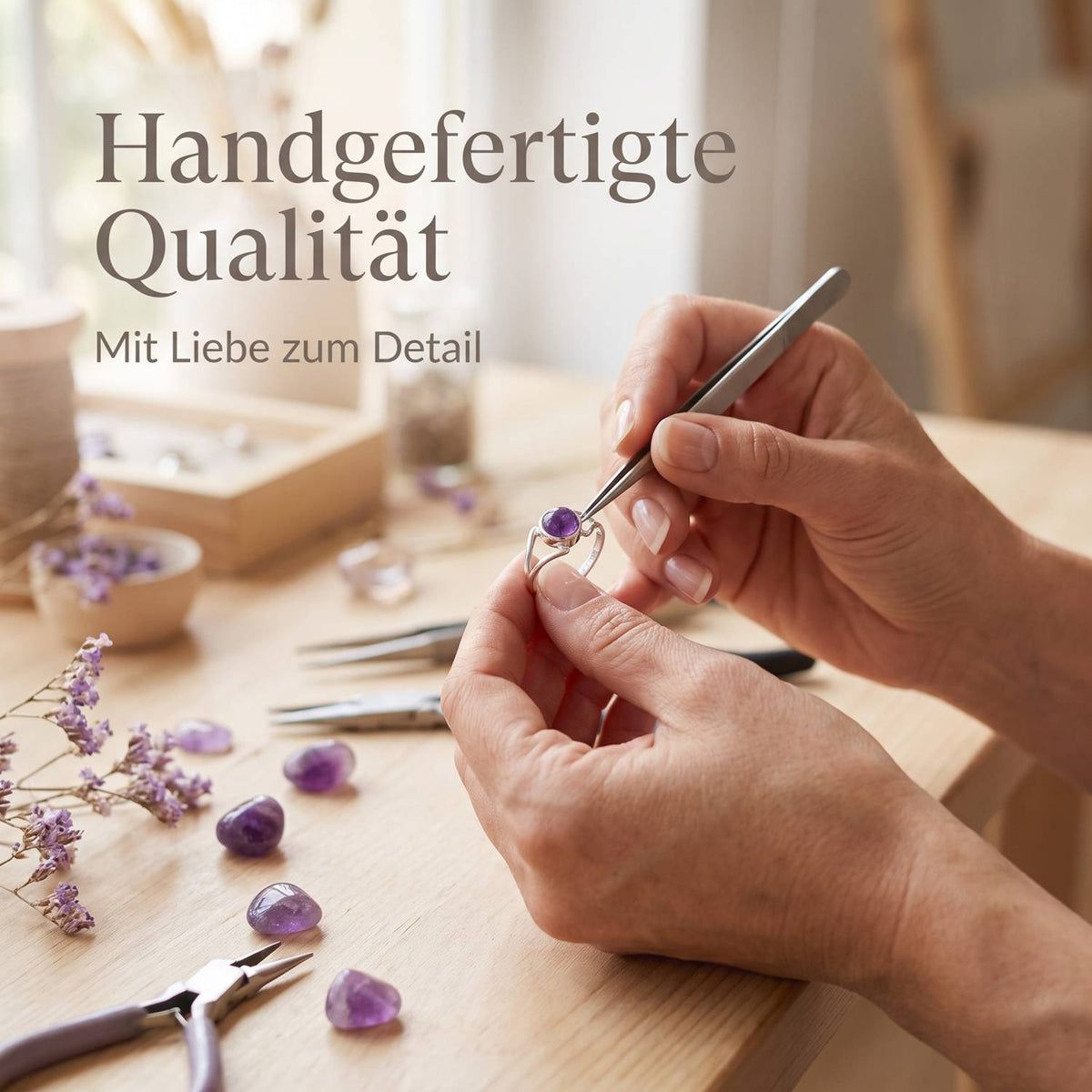 Handgefertigter Silberring mit Amethyst bei der Schmuckherstellung