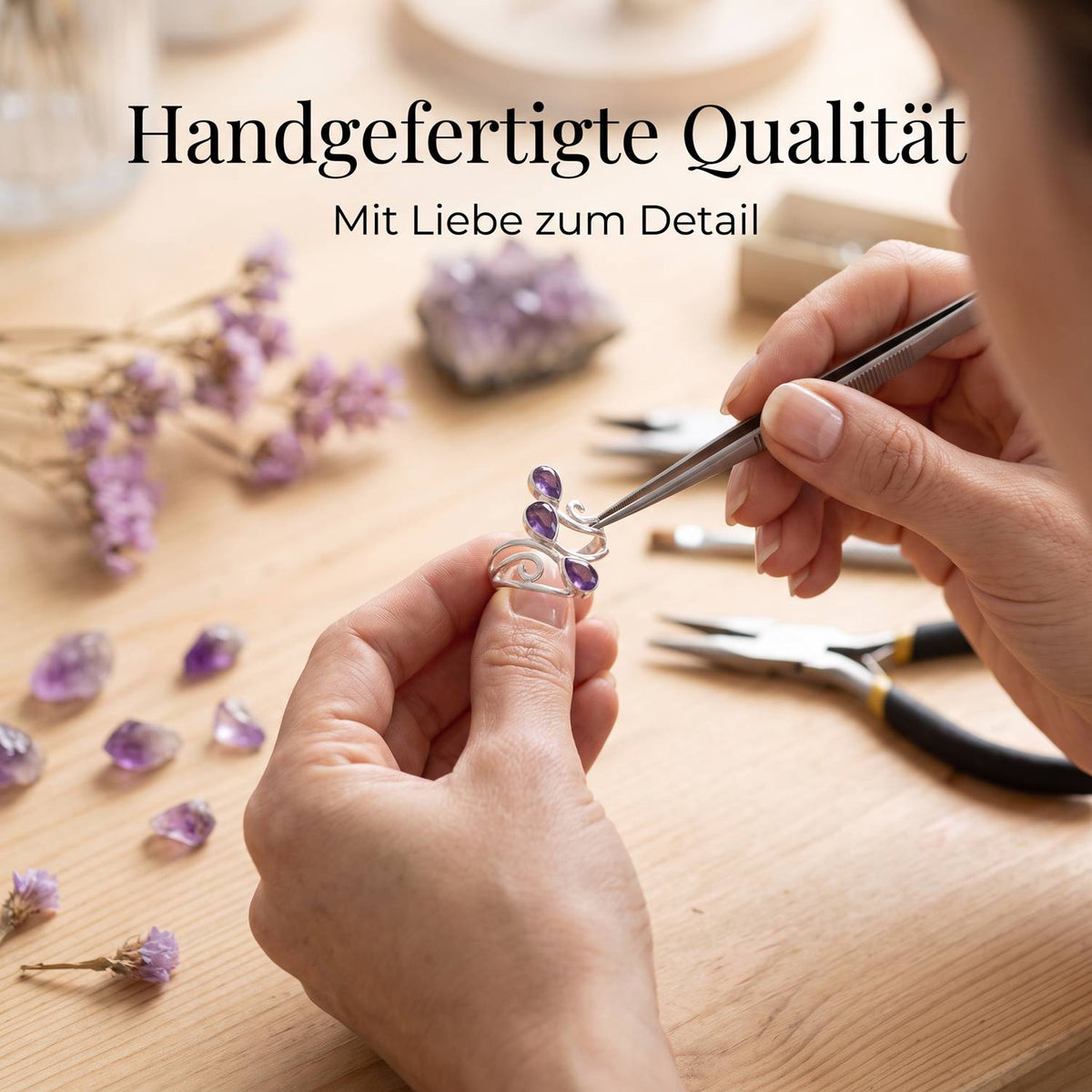 Handgefertigter Silberring mit Amethyst bei der Schmuckherstellung
