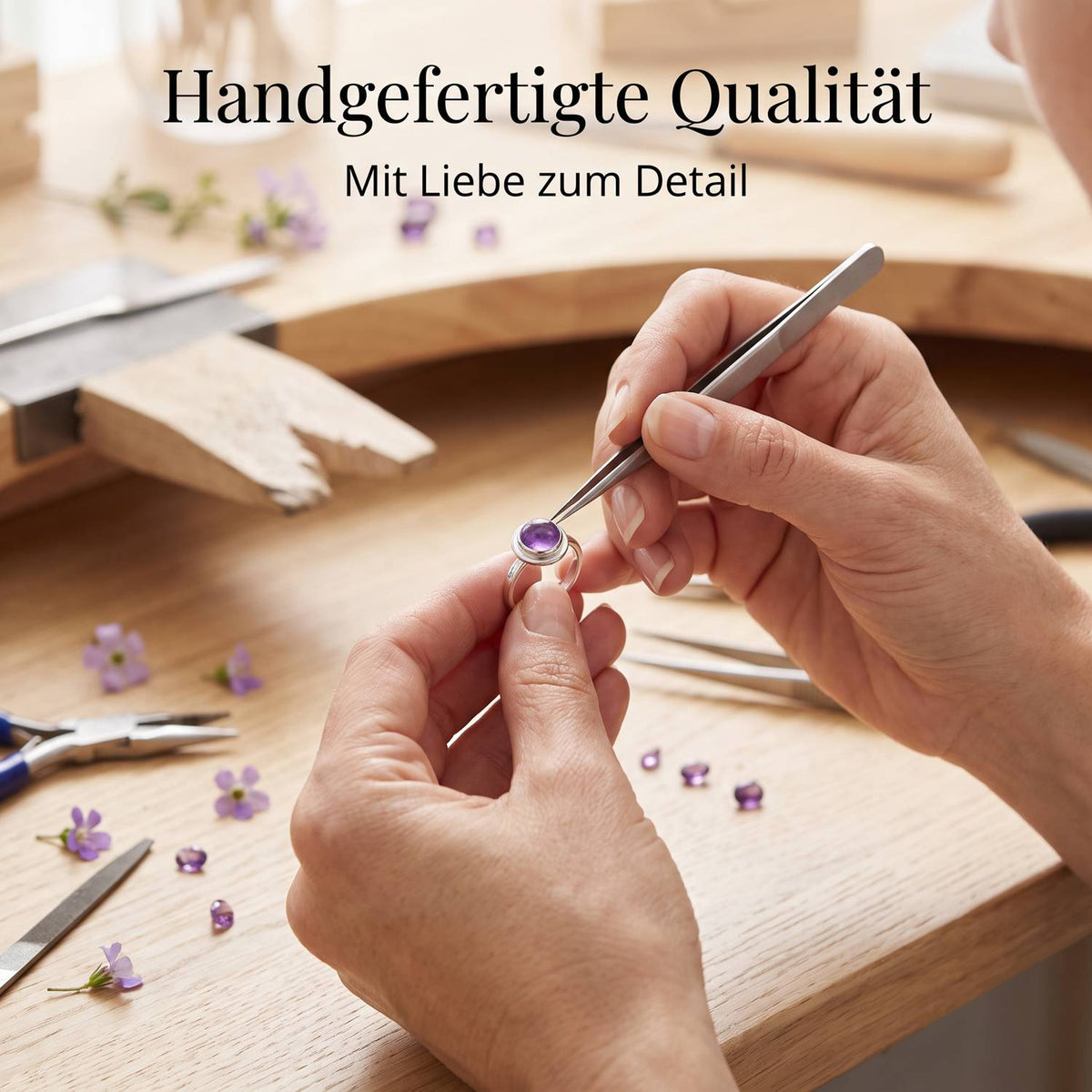 Handgefertigter Silberring mit Amethyst bei der Schmuckherstellung