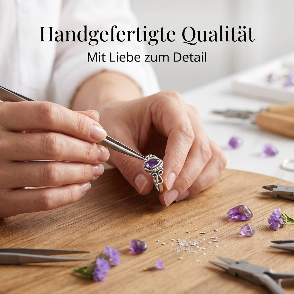 Handgefertigter Silberring mit Amethyst bei der Schmuckherstellung