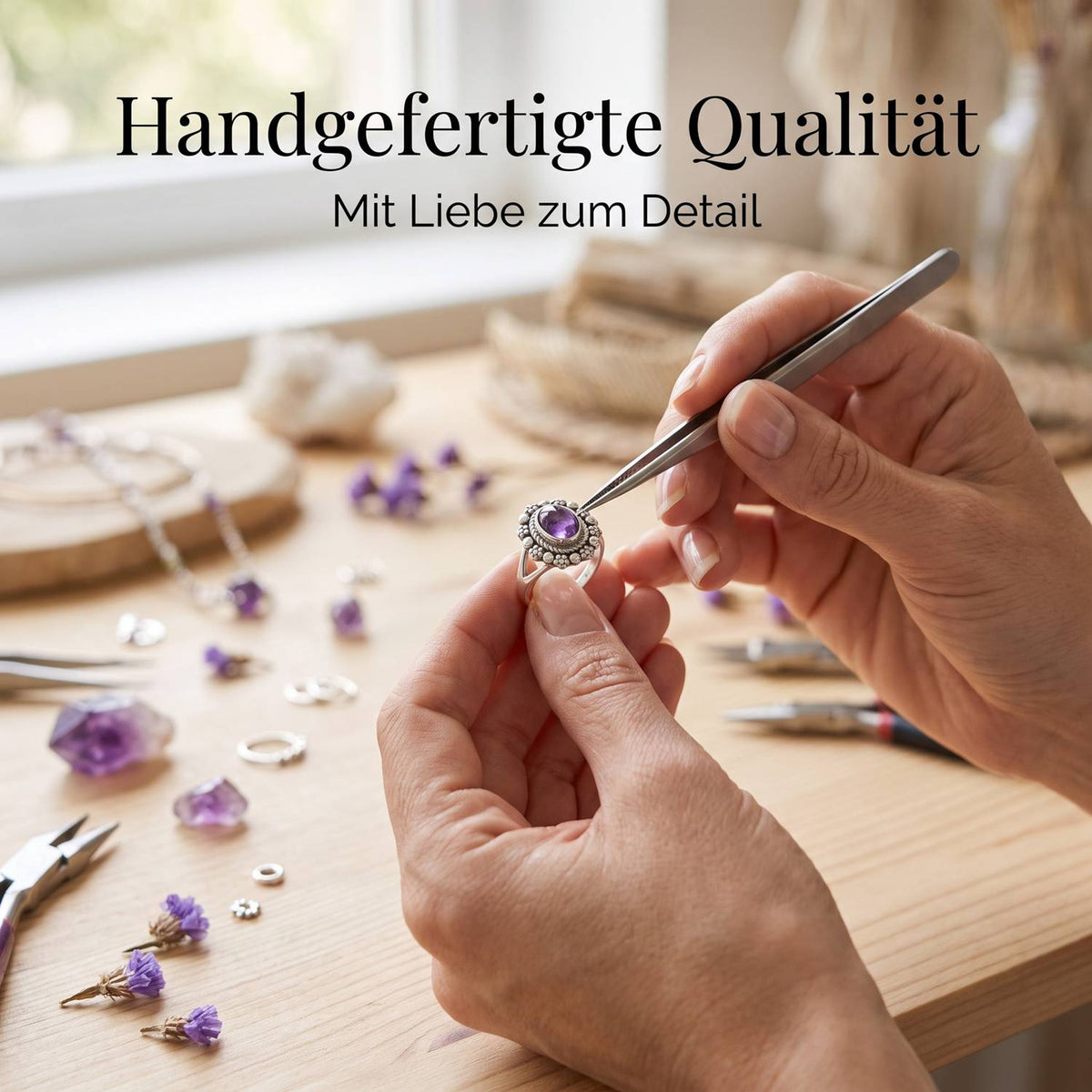 Handgefertigter Silberring mit Amethyst bei der Schmuckherstellung