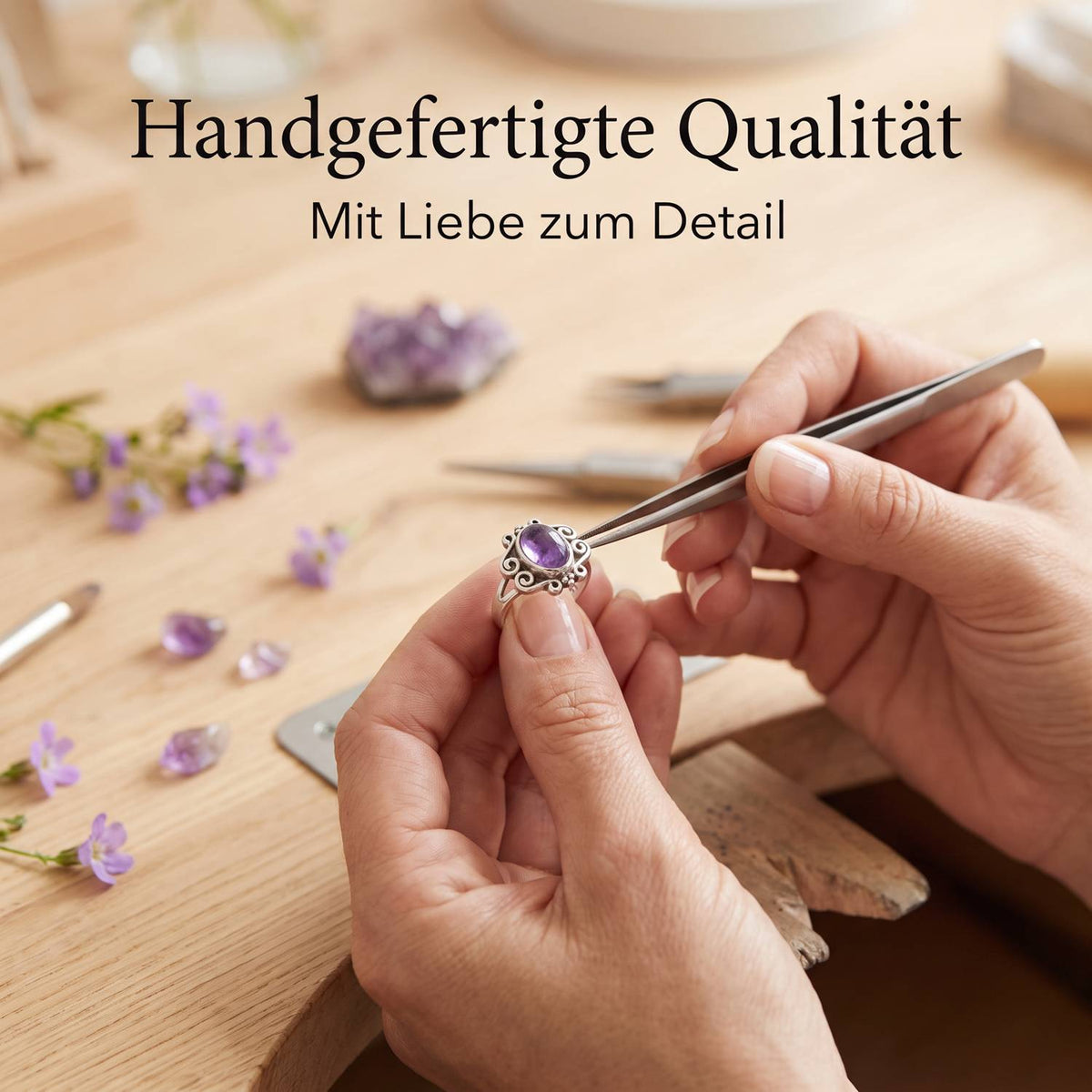 Handgefertigter Silberring mit Amethyst bei der Schmuckherstellung