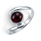[KI] Granatring aus Silber auf weißem Hintergrund