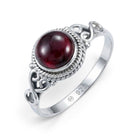[KI] Granatring aus Silber auf weißem Hintergrund