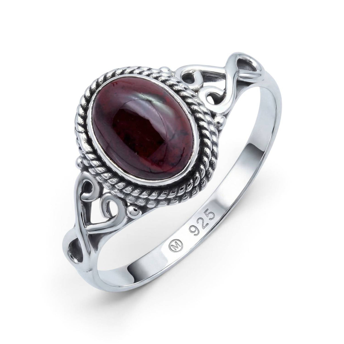 Granatring aus Silber auf weißem Hintergrund