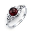 [KI] Granatring aus Silber auf weißem Hintergrund