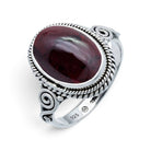 [KI] Granatring aus Silber auf weißem Hintergrund
