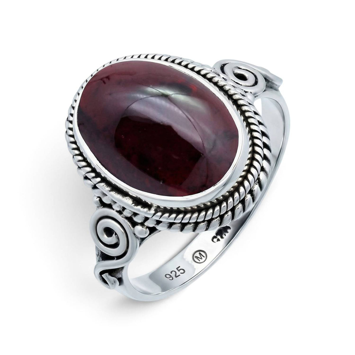 Granatring aus Silber auf weißem Hintergrund